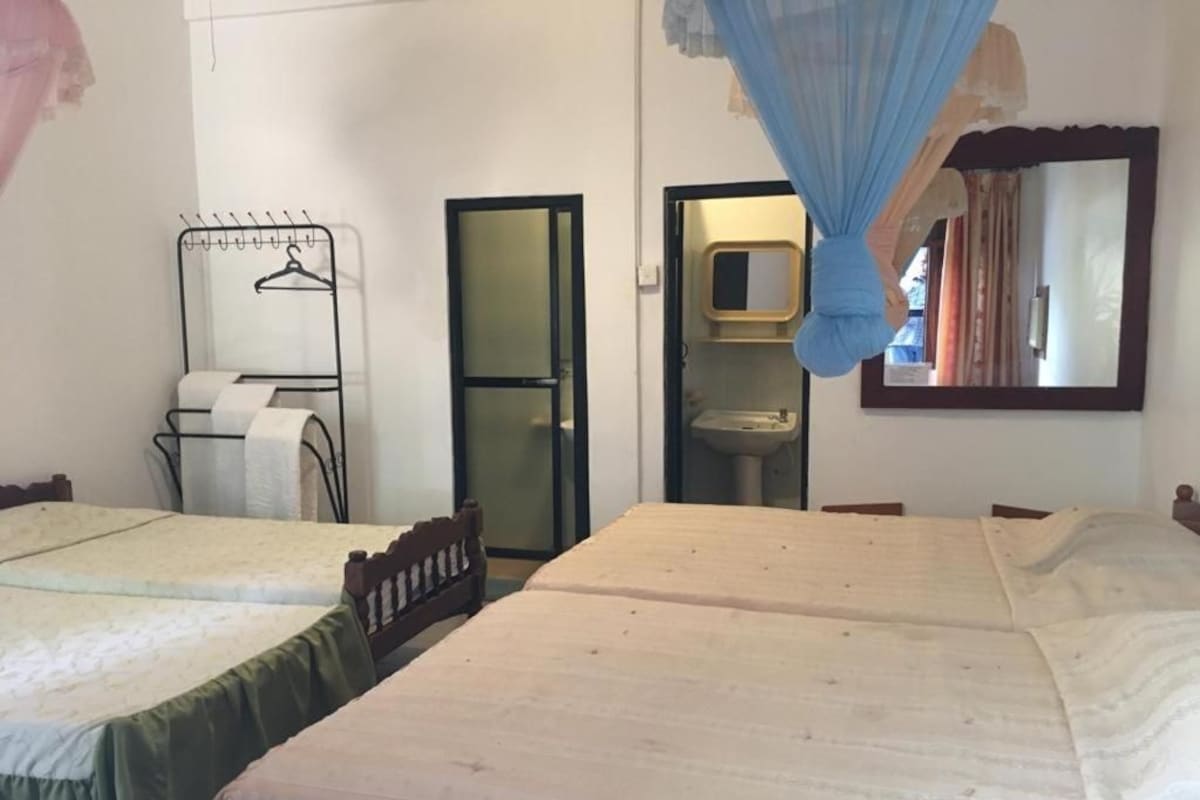 Caja de seguridad en la habitación y tabla de planchar con plancha 