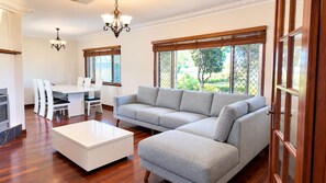 Unclassified image, 3 of 12, button - 4 Bedroom close to Perth airport, CBD, Scarborough Beach, Kings Park, Shops (Dianella)