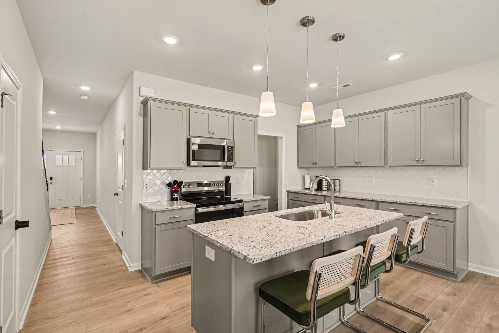 Modern kitchen with plenty of space to prepare meals!