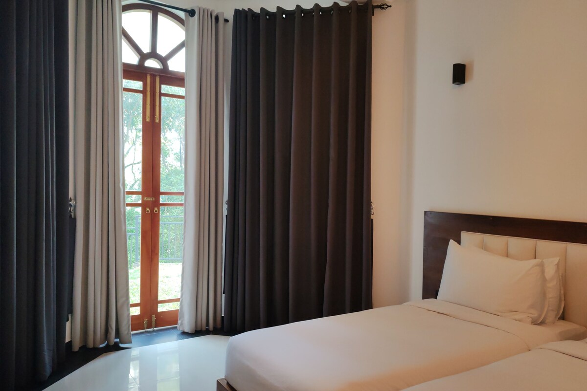 Habitación Deluxe con 1 cama matrimonial o 2 individuales, balcón, vista al jardín