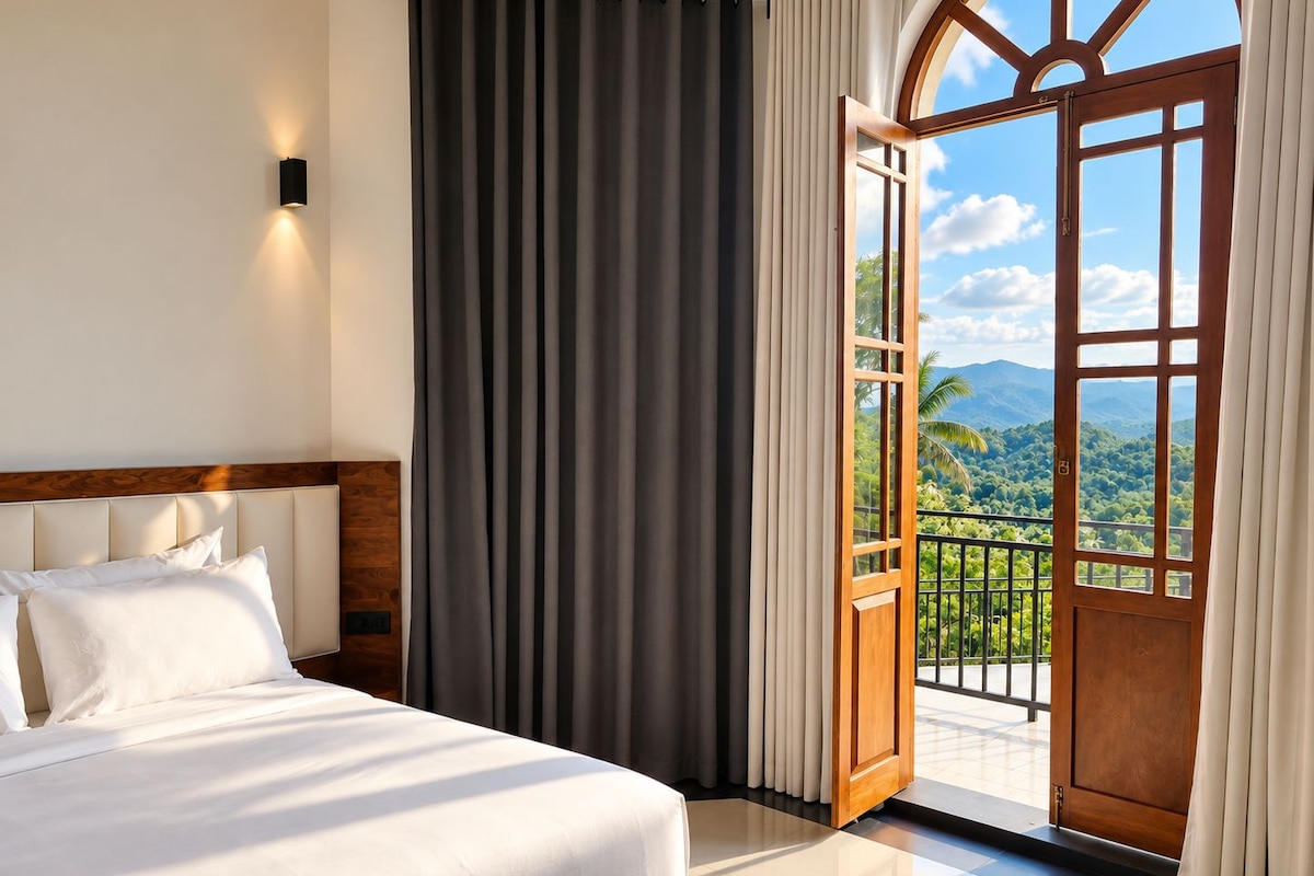 Habitación de hotel con cama, vista a un paisaje montañoso a través de una puerta abierta y un balcón con barandilla.