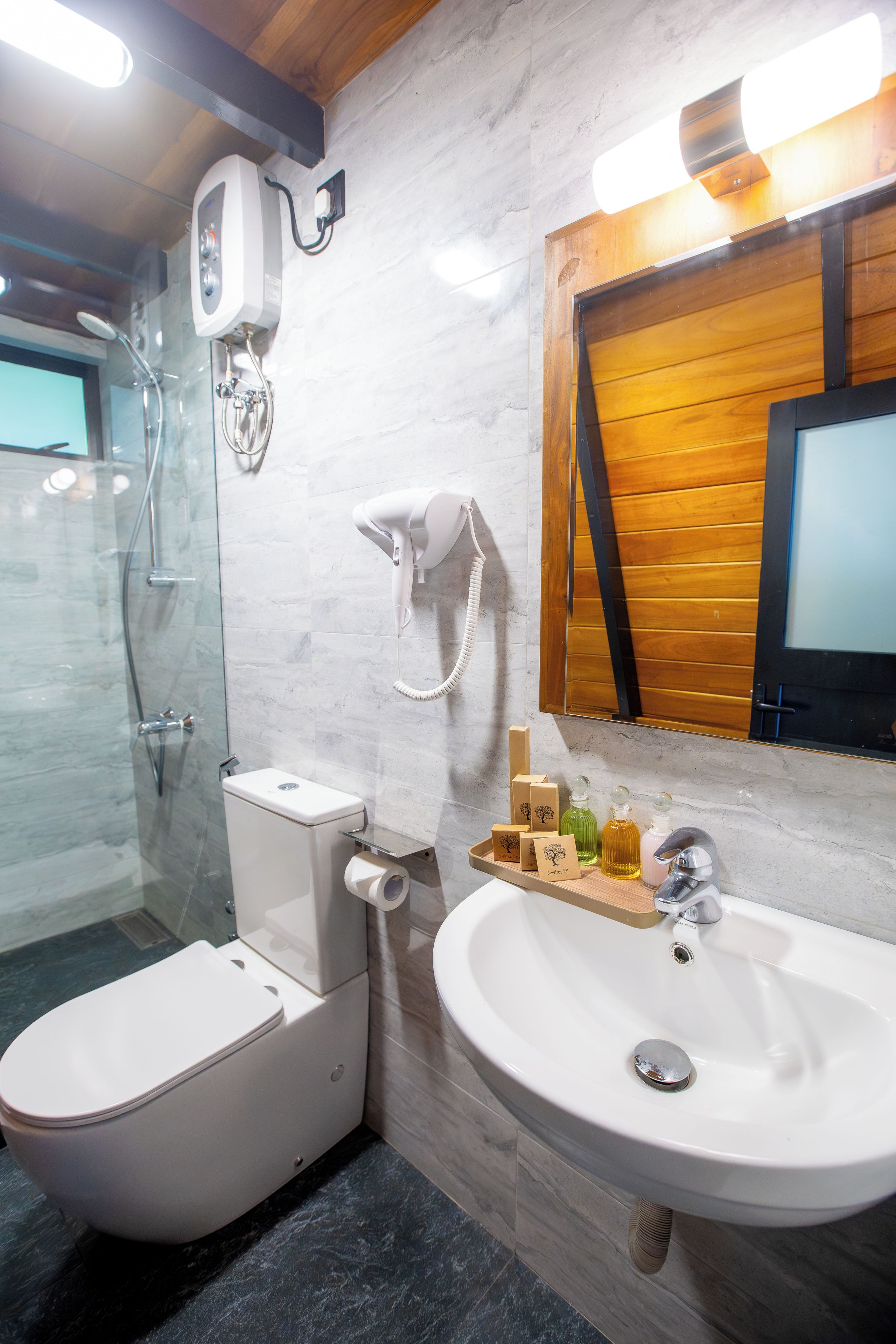 Un baño moderno con inodoro, bidé y lavamanos.