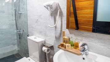 Un baño moderno con inodoro, bidé y lavamanos.