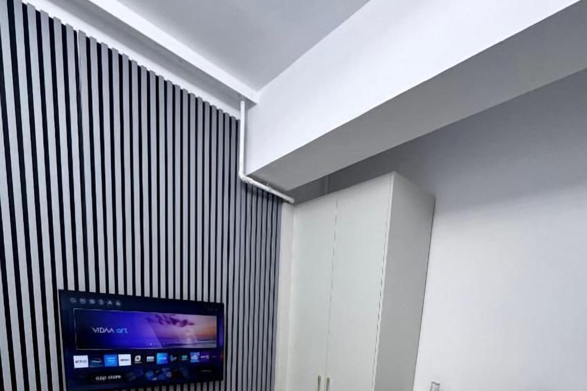 Habitación con 1 cama doble o 2 individuales, vistas a la ciudad | Sistema de insonorización, tabla de planchar con plancha, wifi gratis