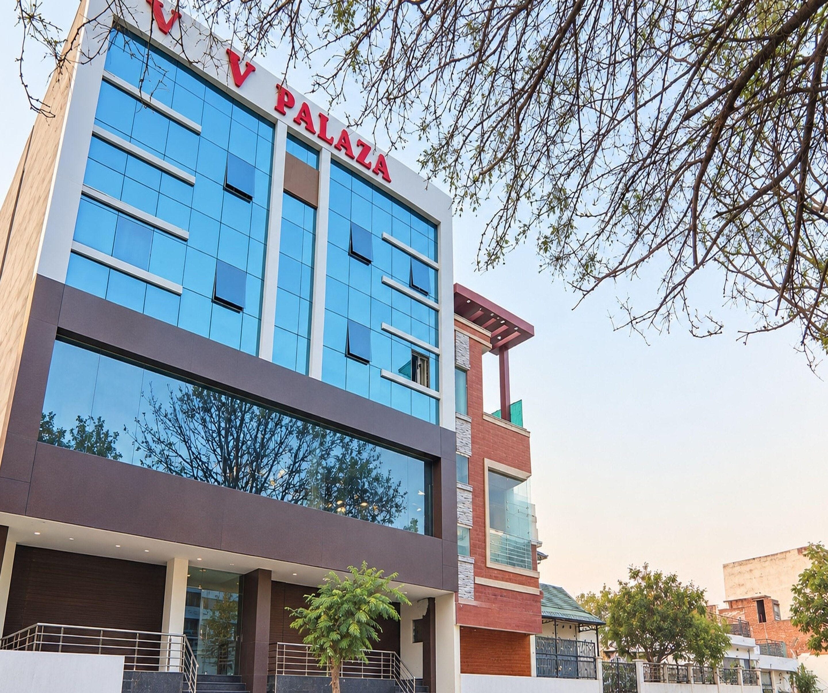 Un edificio de varios pisos con un letrero llamativo que dice 'V Palaza'.