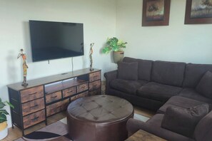 Living area - Elevated Horizon Retreat - Royal (Chilliwack)
