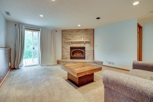 Explore the Twin Cities! Cozy & Spacious Retreat