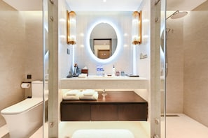 A modern bathroom with a glass-enclosed shower, a vanity with a mirror, and a toilet. - GOOHUG (Beijing)