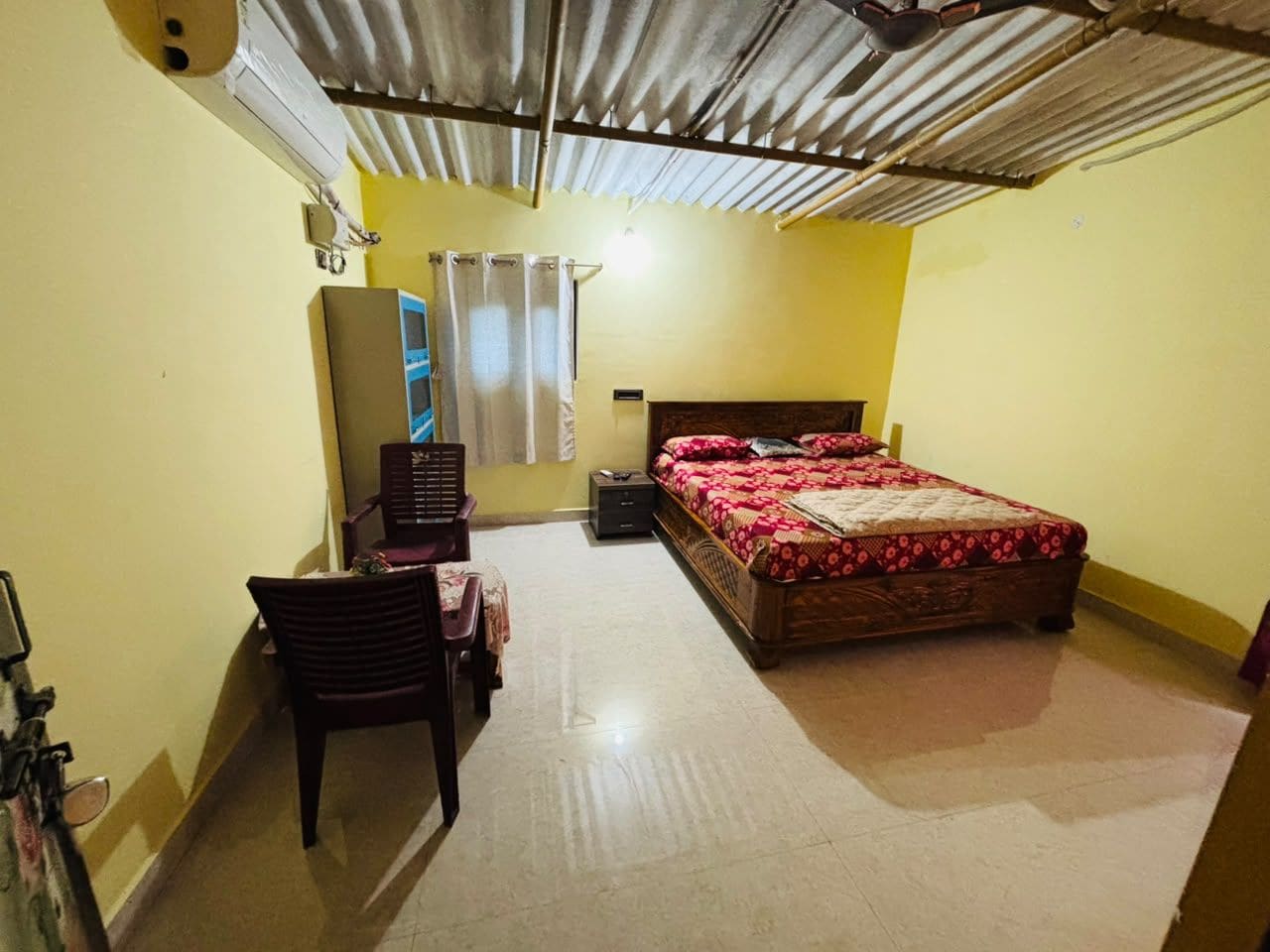 Una habitación con cama, escritorio y silla.