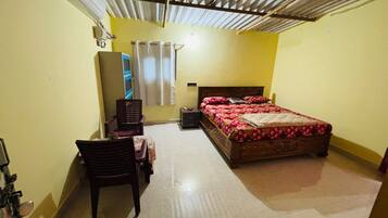 Una habitación con cama, escritorio y silla.