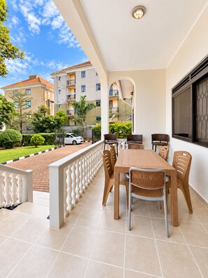 Outdoor dining - Kuya Family Homes (Kampala)