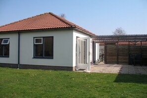 Holiday Home Exterior [summer] - Centrally located bungalow in Texel (Den Burg)