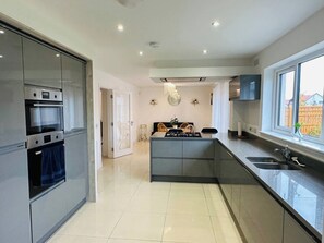 Private kitchen - 5BedHouse near EdinburghAirport (West Lothian)