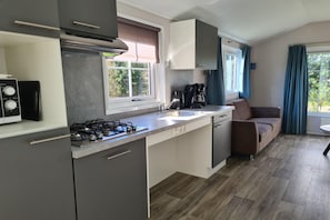 Kitchen - Spacious Chalet suitable for disabled guests (Den Burg)