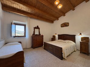 Autumn, Bedroom, Spring, Summer - Vacation Home in Comiso with 5 bedrooms sleeps 15 (Comiso)