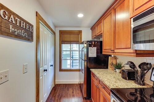 Lake Martin Views + Community Perks! Dadeville Gem