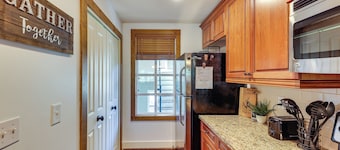 Lake Martin Views + Community Perks! Dadeville Gem