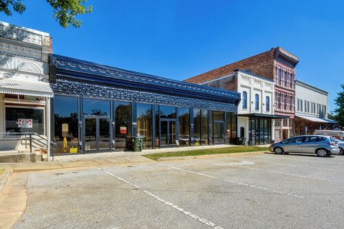 Historic Loft of Comer! Walk to Shops & Dining