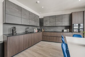 Private kitchen - Beachfront 2-Bed Apartment on Barry Island (Barry)