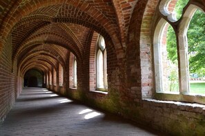 A corridor with arched brick ceilings and windows. - Börstel Abbey - Washhouse (Berge)
