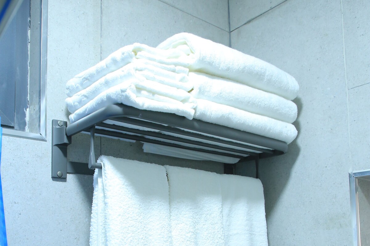 Comfort Triple Room | Bilik Mandi | Gabungan pancuran/tab mandi, pengering rambut, tuala disediakan, sabun 