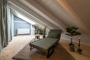 Une petite pièce agréable, avec un lit simple, un radiateur et une fenêtre.