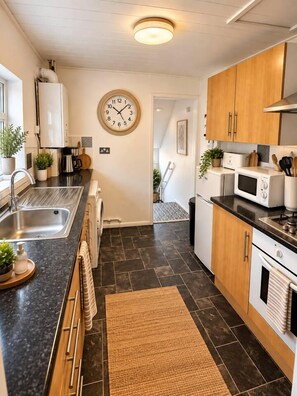 Private kitchen - Westbrn | Stay, Relax & Explore | 4BR • Sleeps 9 (Tyne and Wear)