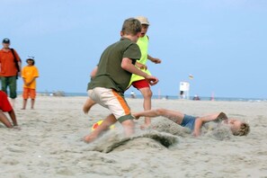 A beach scene with people engaged in a sand play activity. - in Haus Wittdün/Damenpfad (Juist)
