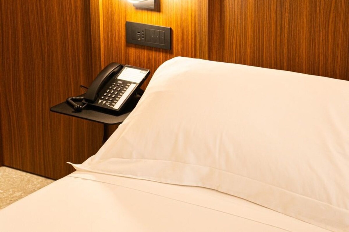 Hochwertige Bettwaren, Minibar, Schreibtisch, kostenloses WLAN