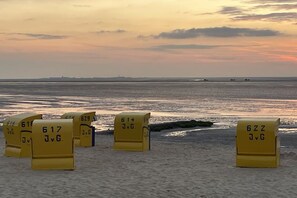 A beach with yellow mailboxes labeled with numbers and letters. - Strandpalais Apt. C1 (Cuxhaven)