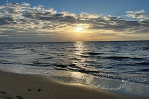 A beach with waves and a sunset. - Strandpalais Apt. C1 (Cuxhaven)