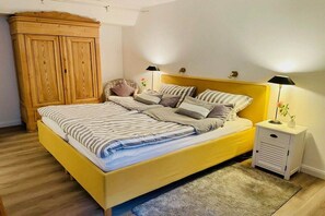 A bedroom with a bed, bedside tables, a wardrobe, and a rug. - "Oyster" in the house Clarinet (Nebel)