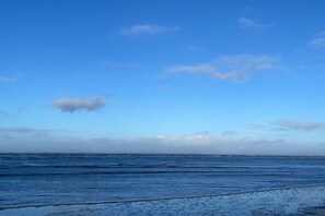 Una platja amb cel blau i mar tranquil·la.