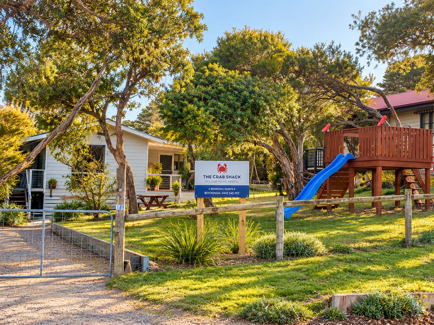 Alquiler vacacional llamado 'The Crab Shack' con un letrero que indica 2 habitaciones y capacidad para 6 personas.