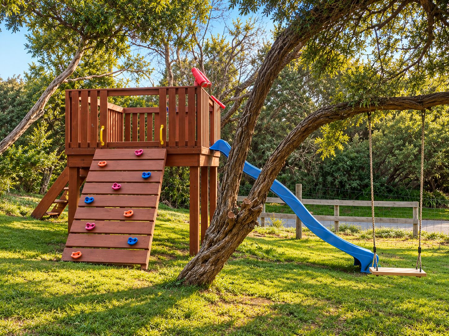 Una estructura de madera con un tobogán y escalones para trepar.