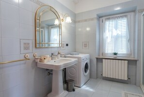 Bathroom - Vrbo Property (Marche)