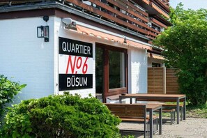 Um edifício com uma placa indicando 'QUARTIER No.6 BÜSUM'.