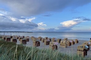Ein Strand mit Reihen von nummerierten Strandkörben.