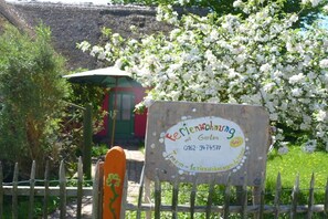 Un cartel con información de contacto para un servicio de alquiler de jardines.