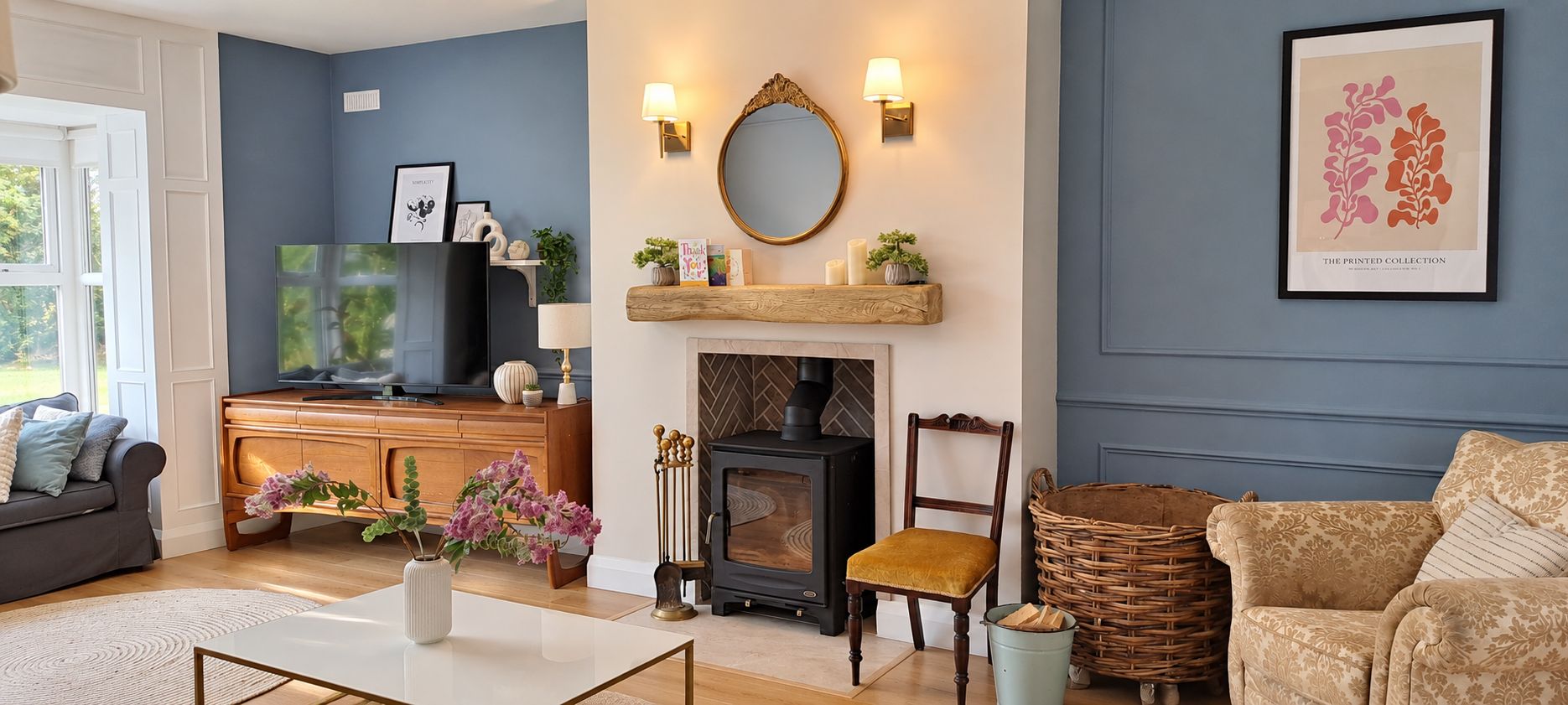 Una sala de estar con chimenea, televisor y sofá.