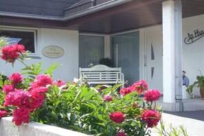 A building with a sign that reads 'Ostseehöhe' and a bench outside. - Holiday apartment with 2 bedrooms (Scharbeutz)