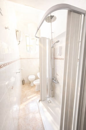 A bathroom with a shower, toilet, and sink. - Casa Dolce Casa Elegant Penthouse (Roma)
