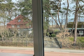A house with a red roof, surrounded by trees and a fence. - Holiday apartment with 3 bedrooms (Timmendorfer Strand)