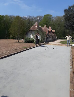A paved pathway leading to a building with a red roof. - Holiday Home 'Gîte De La Boivinière' with Private Pool, Private Terrace and Wi-Fi (Autrèche)