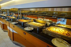 A buffet with various food items, including pasta, salads, and other dishes. - Ugurlu Termal Resort (Gaziantep)