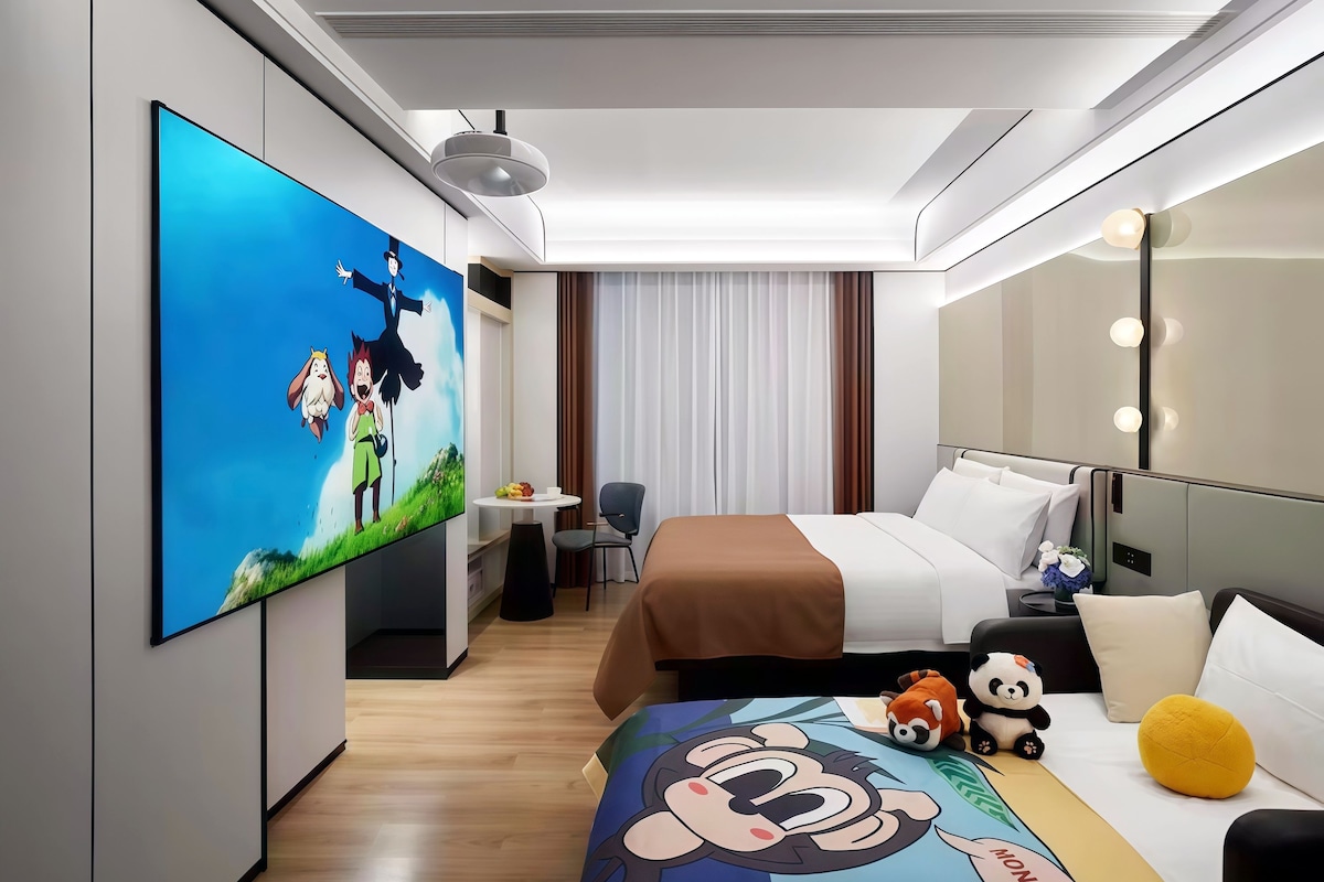 Deluxe Triple Room, City View | Laptop workspace, blackout drapes, soundproofing, WiFi (free)