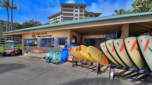 Centro de actividades de playa con un club de surf, un centro de buceo de 5 estrellas y un carrito de golf.