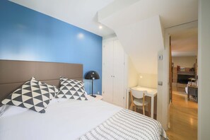 Ein Schlafzimmer mit einem Bett, einem Schreibtisch und einem Stuhl.