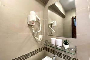 Bathroom - Royal Paris Guesthouse (Kowloon)