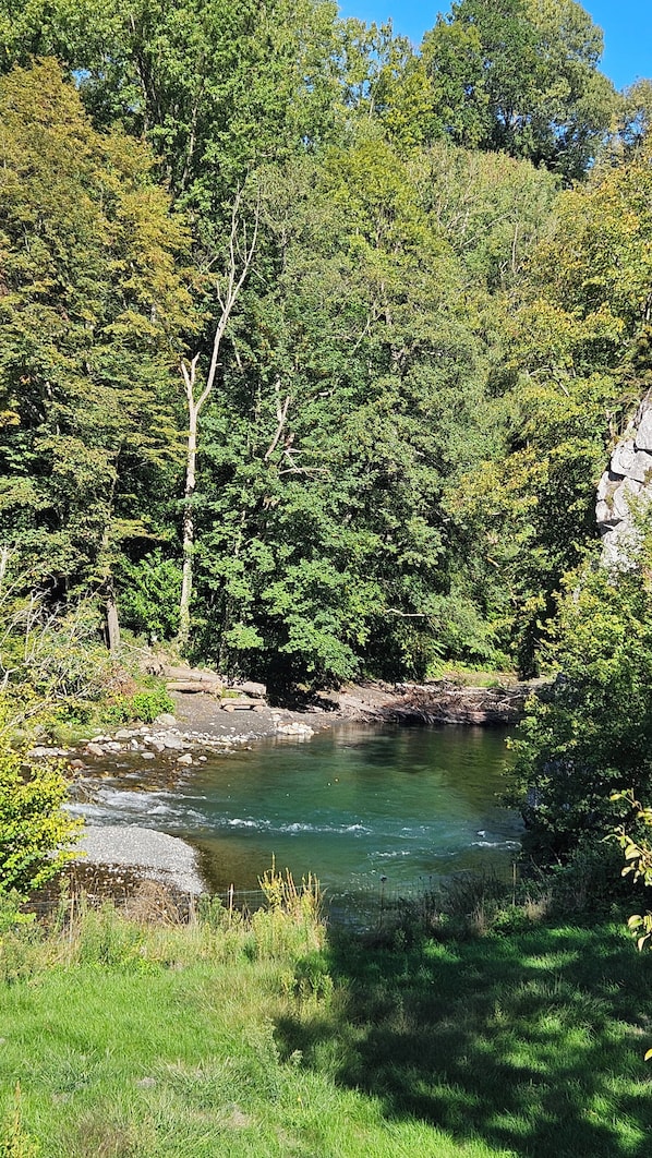 Unclassified image, 1 of 17, button - Vrbo Property (Hèches)